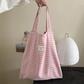 Dettaglio della borsa tote in tela a quadri rosa con etichetta ricamata colorata - Rosa a Quadri
