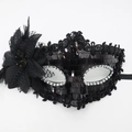 Elegante schwarze Spitzenmaske für Maskenball mit Pailletten, Federn und Kristallen - Pailletten Seitenblume - Schwarz