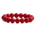 Elegante bracciale di perle rosse da donna con perle tonde lucide su sfondo bianco - 12mm