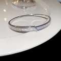 Macrodetail van zilveren armband met micro-pave zirkonia en geometrische sluiting - Geometrische Gespstijl (Kaku) / Zilver