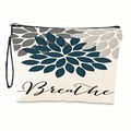 Borsa da trucco beige con motivo floreale blu e design con scritta Breathe - Stampa Breathe (xy-014-04) / Con Cinturino da Polso