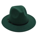 Detailansicht eines dunkelgrünen Fedora-Hutes mit schwarzem Lederband und Metallschnalle - Dunkelgrün
