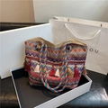 Ethnische Boho-Webtasche mit bunten Quasten und regenbogenfarbenen Flechtgriffen - Rot Seil-Stil