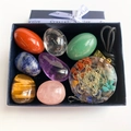 Coffret de 7 cristaux de guérison polis avec pendentif Orgonite dans une boîte cadeau - Set E (Pendentif Disque + Pierres Roulées) / Pack de 8 Pièces