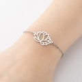 Detalle de pulsera de acero inoxidable plateado con colgante de loto en la muñeca - Color Acero