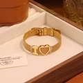 Détail de bracelet à maille milanaise dorée avec breloque cœur et lettre I en boîte cadeau - Lettre I