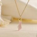 Goldene Kette mit rosa Emaille-Handanhänger auf beigem Stoffhintergrund, stilvoller Schmuck - Rosa