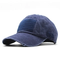 Détail d'une casquette en toile lavée marine avec bords usés vintage et broderie USA latérale - 56-60cm / Bleu marine