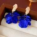 Details von Vintage-Blumenohrringen mit dunkelblauen Blütenblättern in Schmuckschatulle - Blau