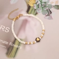 Elegante pulsera de perlas blancas con colgante de corazón dorado sobre fondo decorativo - 1# Ojo de Tigre (Corazón)