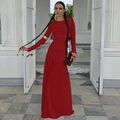 Detailansicht des roten, plissierten Langarm-Maxikleids mit schmaler Taille und elegantem Stoff - Rot
