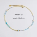 Dettaglio della collana di perline colorate con peso 7g e lunghezza 39+5cm su bianco - Collana di perline in pietra naturale