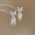 Detail van zilveren vlinder oorbellen met gelaagde witte iriserende schelp kwastjes - 52# Zilveren oorknopje - Zilver Wit Vlinder Schelp Stijl