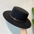 Klassischer schwarzer flacher Kreissägehut mit braunem Kunstleder-Gürtelschnallen-Akzent - M (56-58cm) / Schwarz / Braunes Band