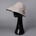 Détail du chapeau de soleil à rayures en coton et lin avec cordelette amovible - M (56-58cm) / Beige