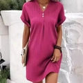 Abito fucsia con scollo a V, maniche corte, trama plissettata e dettagli bottoni - Rosso rosa