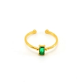 Detail van gouden open ring met smaragdgroene zirkoon en een kralenstructuur - Groen
