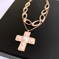 Detailaufnahme des Vintage-Goldkreuzanhängers mit Perlen an einer Doppelkette - Kreuz (2-teiliges Set) / Gold