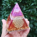 Piramide energetica Orgonite da 8cm con sfera di cristallo, rame e fiore della vita - 8cm