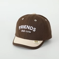 Dettaglio del cappellino da baseball per bambini con ricamo Friends e tesa a contrasto - 52cm 2-5 Anni / caffè