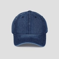 Dettaglio del cappello da baseball in denim blu slavato con cuciture sulla visiera - Blu scuro