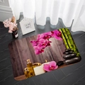 Tappeto da bagno zen dettagliato con orchidee rosa, bambù verde e ciottoli neri - 40x60cm