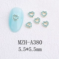 Detailansicht der Herz-Nagelcharms mit blauen Strasssteinen und Goldbasis, 5,5x5,5mm - Einfacher Herzstil Mit Blauem Zirkon (A380)