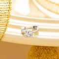 Elegante zilveren oorring met een schitterende roze zirkoon voor een verfijnde look - Wit (Enkel Stuk)