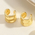 Detalle de pendientes de clip dorados en forma de C con textura martillada y brillo liso - Earcuff Dorado con Textura Martillada Cóncavo-Convexa