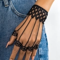 Dettaglio di un bracciale gotico in pizzo nero con anelli e catene sulle dita - Stile Pizzo Nero (2250)