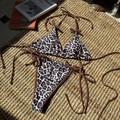 Ensemble bikini deux pièces sexy à motif léopard avec liens latéraux sur un tapis - S / Brun Foncé