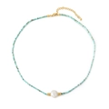 Collier de perles turquoise avec une perle blanche sur une chaîne dorée - Perlé Turquoise (XL-549J)
