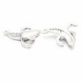 Vue détaillée de pendentifs banane argentés avec cristaux brillants et métal poli - Banane en Zircon Transparent / Or Blanc