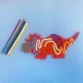 Rotes Silikon-Dinosaurier-Sensorik-Board mit bunten Zappelstreifen für Kinder - Dinosaurier / Rot