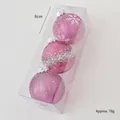 Drei 8cm rosa Weihnachtskugeln mit Glitzer-Schneeflockenmuster in einer Klarsichtbox - Fuchsia