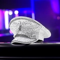 Dettaglio di paillettes argento e croce di strass su un cappello da festa stile capitano - Regolabile / Argento con Fiocco di Strass