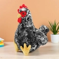 Simpatico gallo di peluche con pelliccia sintetica maculata bianca e nera e cresta rossa sul tavolo - 27cm Gallina Picchiettata