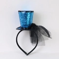 Dettaglio del cerchietto con mini cappello da strega blu con paillettes e velo in pizzo - Taglia unica / Fiore Blu con Rete