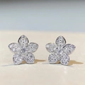 Dettaglio macro di orecchini a fiore in argento S925 con pavé di diamanti e petali - Argento 925 / Argento
