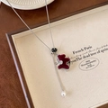 Details der Vintage-Kette mit bordeauxrotem Bärenanhänger und Perle auf Silberkette - Burgunderrot