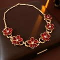 Dettaglio di collana vintage dorata con cinque fiori di vetro rosso e cristalli - Collana in Oro (WN374) / Collana-Rosso