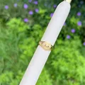 18K vergulde evil eye zegelring met heldere zirkoon op een witte displaystand - Boze Oog-Zonnestraal