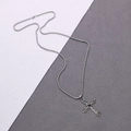 Dettaglio del ciondolo a croce vintage in argento con gemma nera su catena a scatola - Ciondolo a Croce + Catena In Acciaio Inossidabile Da 60cm