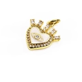 Détail macro du pendentif coeur œil en or avec pavé de zircons et émail blanc - Blanc