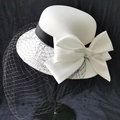 Élégant bibi de mariée blanc vintage avec grand nœud en satin et voile en résille noire - Taille unique / Chapeau Blanc Avec Ruban Noir