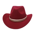 Détail d'un chapeau de cow-boy en feutre bordeaux avec bandeau étoilé et clous métalliques - Taille unique / Bordeaux