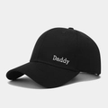 Dettaglio del ricamo bianco Daddy su un cappellino da baseball nero in twill di cotone - Ricamo Daddy / Nero
