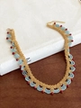 Dettaglio della collana in pizzo con perline blu e rosse e chiusura dorata lucida - Collana-Blu-Rosso (Base Oro)