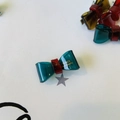 Fermaglio per capelli a fiocco in resina color teal e rosso scuro con scritte oro - 3.3cm / Blu Trasparente