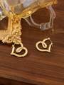 Dettaglio orecchini a cuore dorati su legno scuro con cornice vintage e vetro - Stile Cuore Lucido (ZHE1067金)